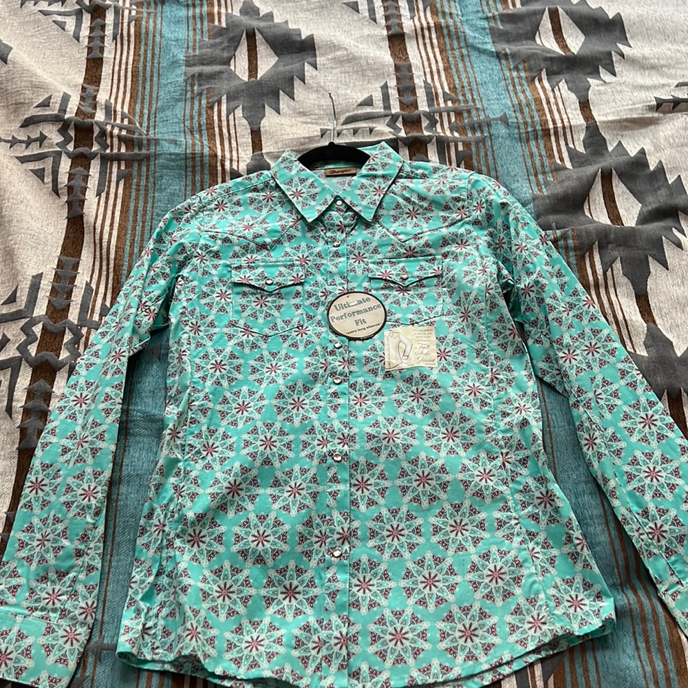 Womens Wrangler performance fit button down size medium